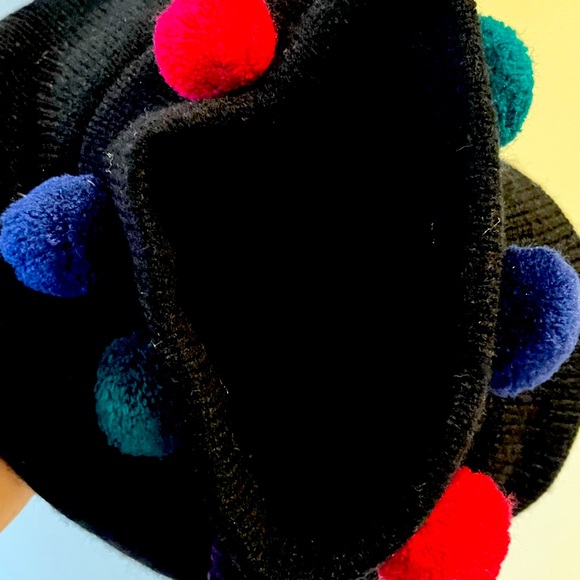 Beret style hat very cute knit with colorful balls surrounding brim - Picture 3 of 6